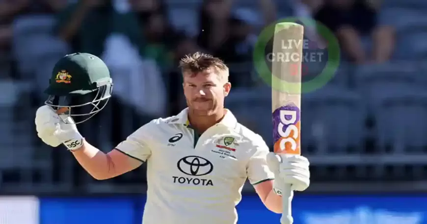 David Warner celebrates reaching 150 on the first day against Pakistan